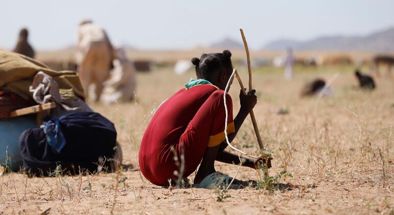 فتاة صغيرة تحفر حفرة لإقامة خيمة لأسرتها في مخيم للنازحين في طويلة في السودان، التي فر إليها آلاف الأشخاص بعد سقوط الفاشر بيد قوات الدعم السريع.
